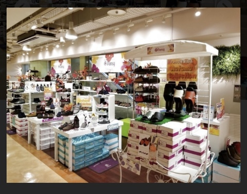 キャリアプロデュース株式会社 新越谷駅近ビル内 靴.バックの販売の求人のイメージ