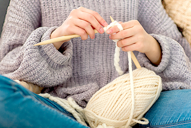 編み物をしている女性