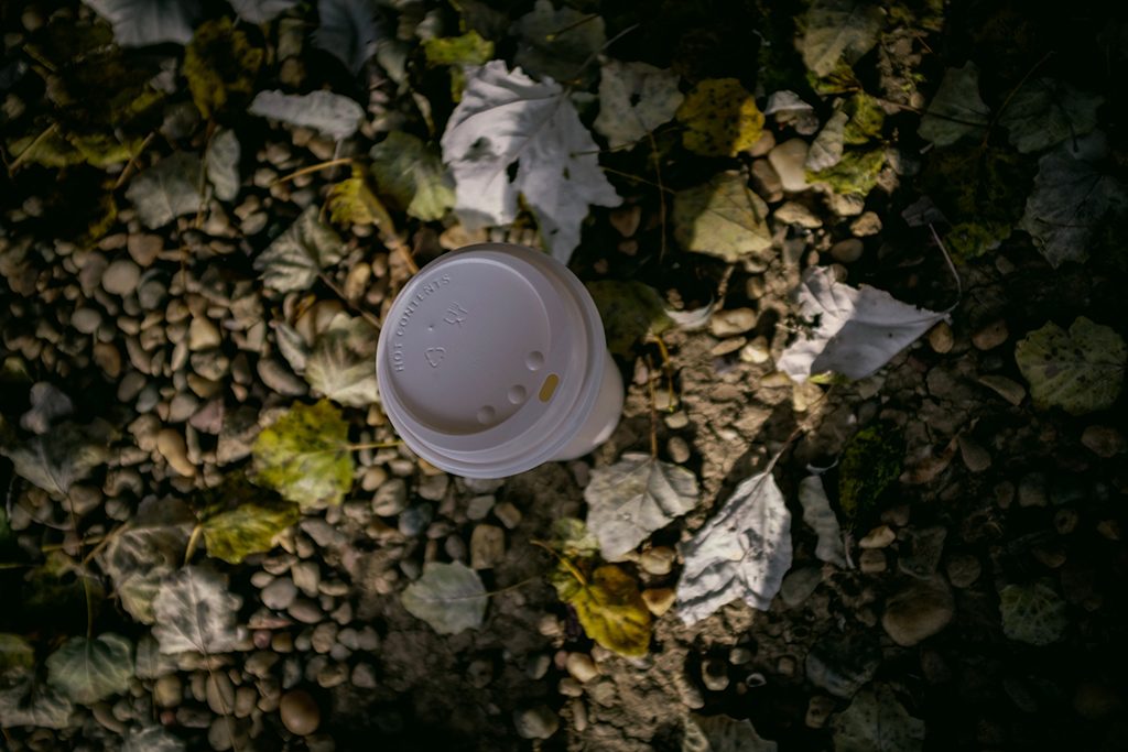 落ちたコーヒーのふた。暗いイメージ