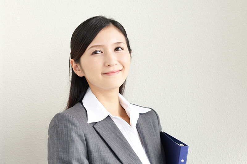 スーツを着た女性