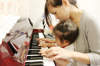 ピアノを教える母親